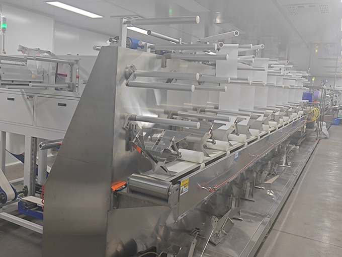 安徽安慶12道濕巾生產(chǎn)線客戶現(xiàn)場