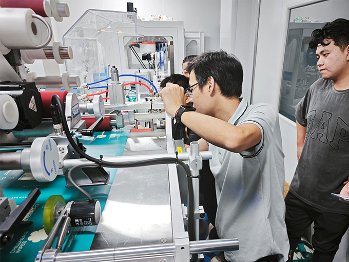 邢臺12道全自動濕巾機現(xiàn)場培訓(xùn)