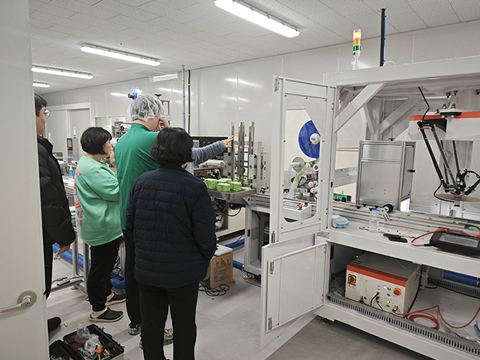 韓國濕巾粘蓋機現(xiàn)場